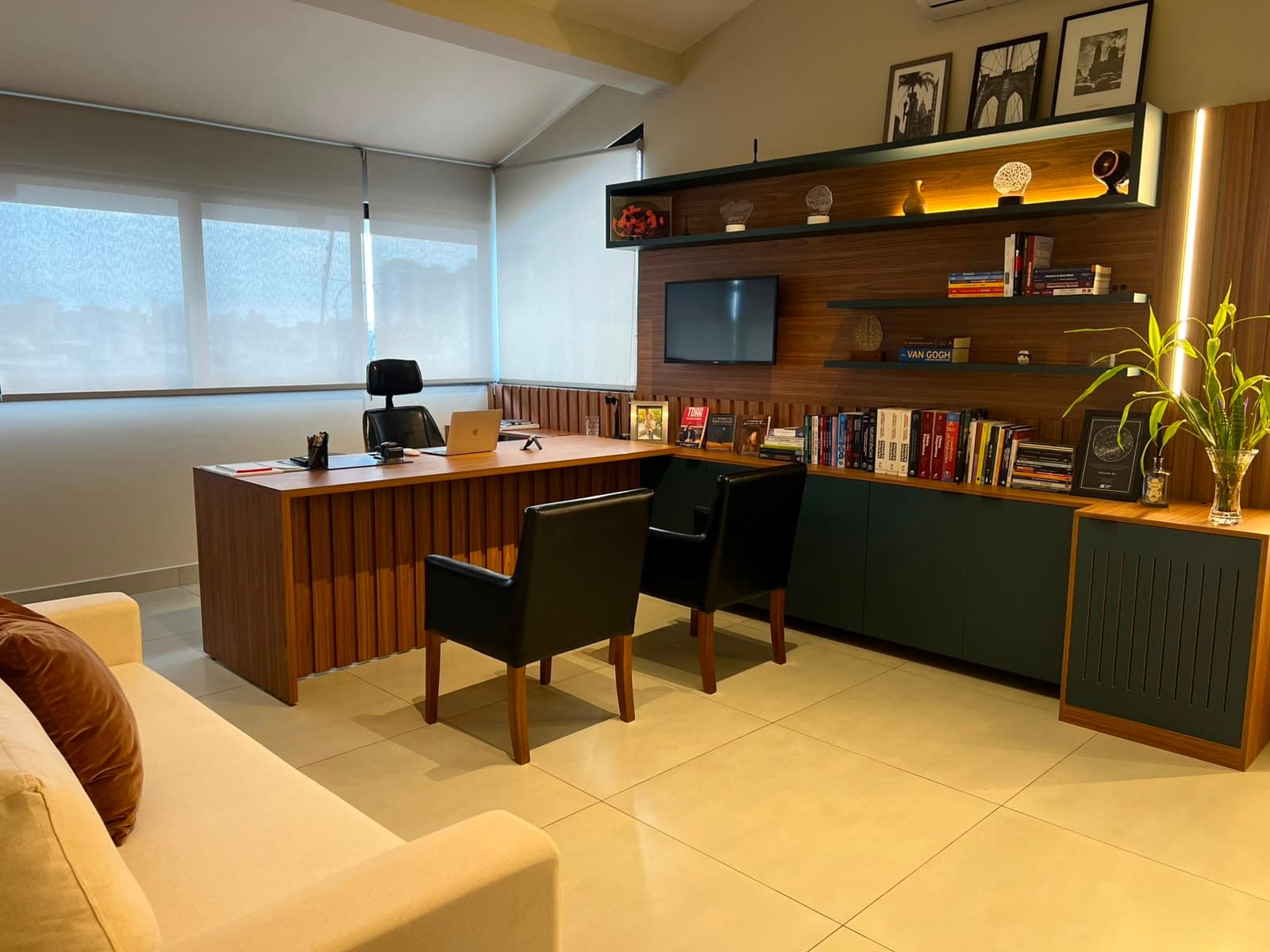 Consultório do Dr. Patrick Castro Alves — mesa de madeira, poltronas e estante com livros